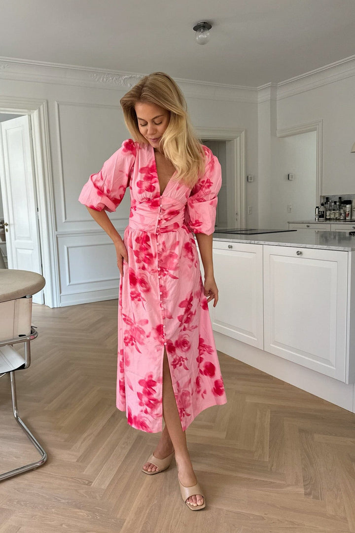 Forudbestilling - BYIC - Adelic Long Dress - apfp Abstract Pink Flower Print Kjoler 