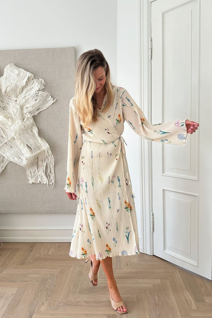 Forudbestilling - BYIC - Ofeliaic Long Wrap Dress - owfp Off White Flower Print Kjoler 