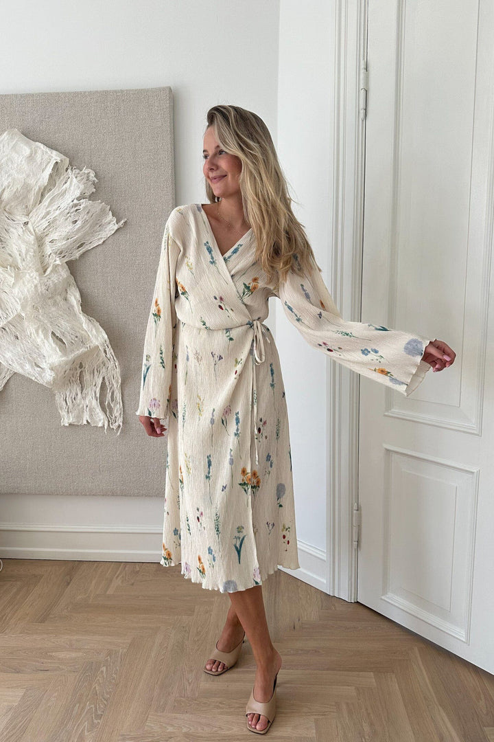 Forudbestilling - BYIC - Ofeliaic Long Wrap Dress - owfp Off White Flower Print Kjoler 