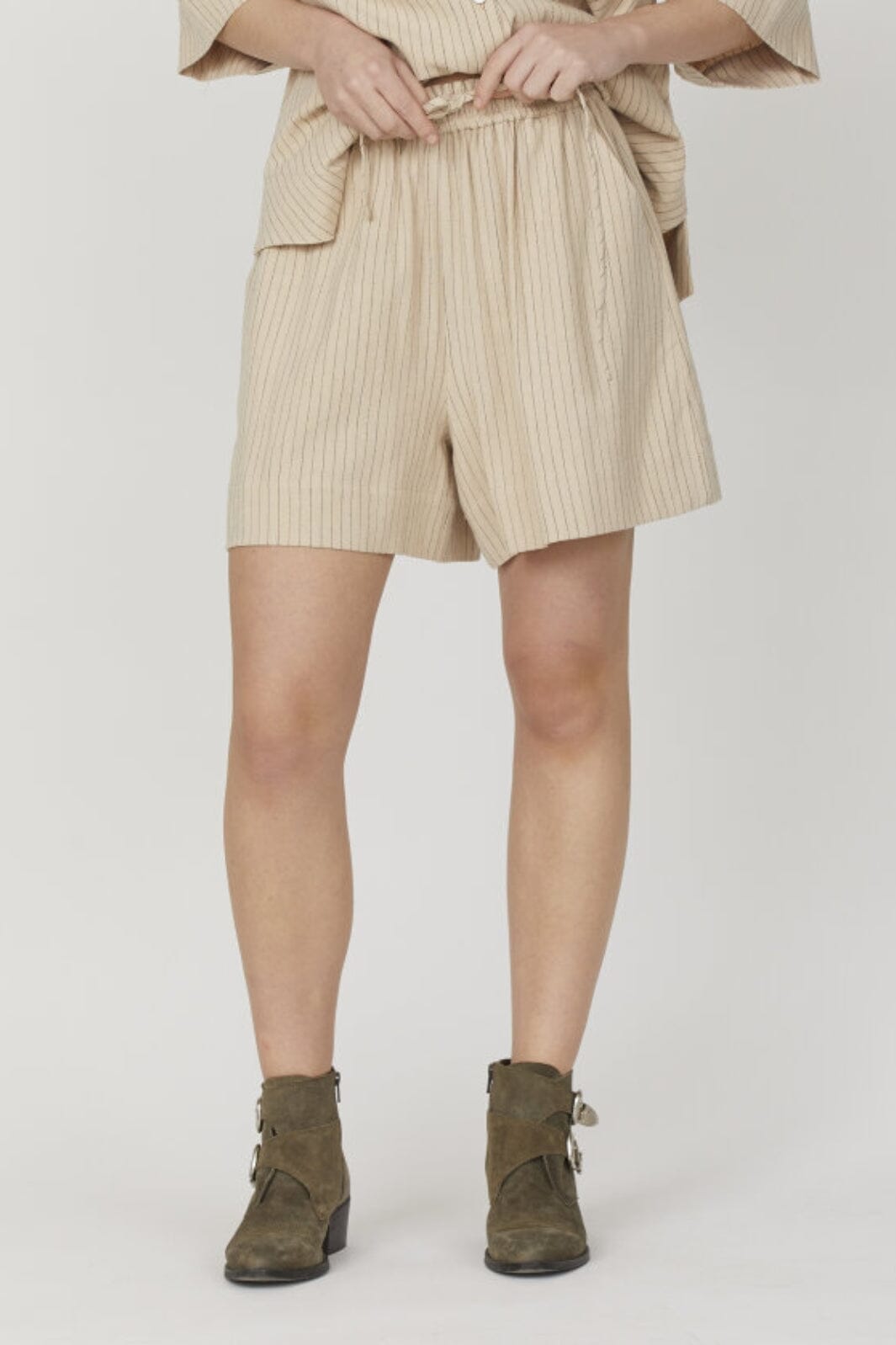 Forudbestilling - Love & Divine - Love970-4 - 205 Sand Pinstripe Shorts 